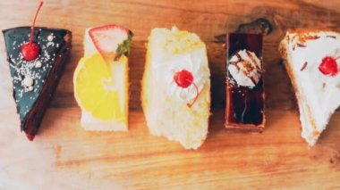 Eski usul bir pasta tepsisinde bir sürü pasta dilimi. Kaydırıcı ve makro atış.