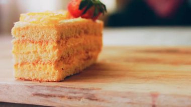 Mandalina ve çilekli kek retro pasta tepsisinde. Macro sürgüden ateş ediyor. Pandisli bir dilim pasta..