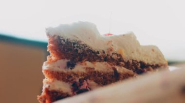 Retro kek tepsisinde vişneli ve çikolatalı pasta. Pasta zarif boncuklarla süslenmiş. Makro ve sürgülü atış.