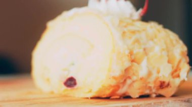 Retro yemek tepsisinde böğürtlenlerle yuvarlan. Makro ve kaydırma atışı. Pastanın üzerinde reçel var..