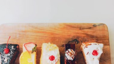 Eski usul bir pasta tepsisinde bir sürü pasta dilimi. Kaydırıcı ve makro atış.