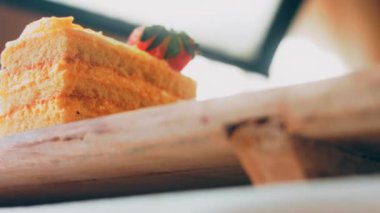 Mandalina ve çilekli kek retro pasta tepsisinde. Macro sürgüden ateş ediyor. Pandisli bir dilim pasta..