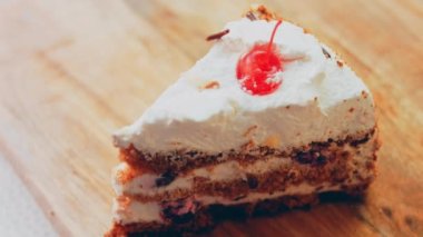 Pandesip keki evde hazırlandı. Makro ve kaydırma atışı. Pasta jöleli kiraz..