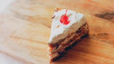 Pandesip keki evde hazırlandı. Makro ve kaydırma atışı. Pasta jöleli kiraz..