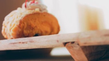 Retro yemek tepsisinde böğürtlenlerle yuvarlan. Makro ve kaydırma atışı. Pastanın üzerinde reçel var..