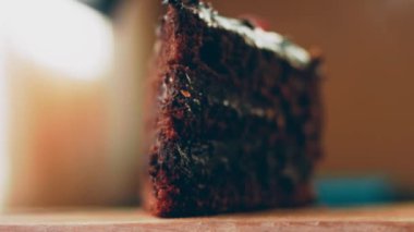 Retro kek tepsisinde vişneli ve çikolatalı pasta. Pasta zarif boncuklarla süslenmiş. Makro ve sürgülü atış.