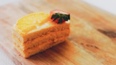 Mandalina ve çilekli kek retro pasta tepsisinde. Macro sürgüden ateş ediyor. Pandisli bir dilim pasta..