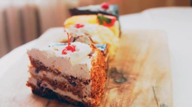 Eski usul bir pasta tepsisinde bir sürü pasta dilimi. Kaydırıcı ve makro atış.