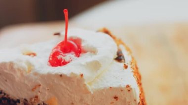 Pandesip keki evde hazırlandı. Makro ve kaydırma atışı. Pasta jöleli kiraz..