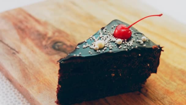 Cerise Gâteau Chocolat Sur Une Plaque Cuisson Rétro Gâteau Est — Video