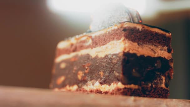 Шоколадный Торт Колдун Макро Слайд Шот Используется Ретро Плита — стоковое видео