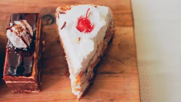 在家里准备的煎饼 宏观和滑翔机射击 这蛋糕是一个果冻樱桃 — 图库视频影像
