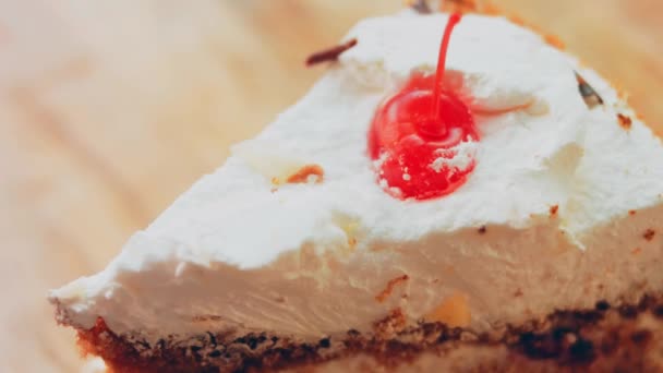 在家里准备的煎饼 宏观和滑翔机射击 这蛋糕是一个果冻樱桃 — 图库视频影像