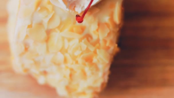 レトロな調理トレイに果実を転がします マクロとスライダーの撮影 ケーキの上にゼリーワックスがあります — ストック動画