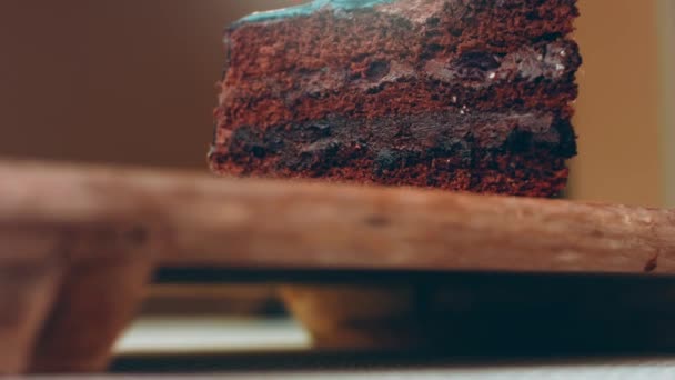 Вишня Шоколадный Торт Подносе Выпечки Торт Украшен Элегантными Бусами Стиле — стоковое видео