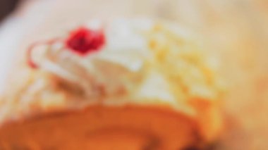 Retro yemek tepsisinde böğürtlenlerle yuvarlan. Makro ve kaydırma atışı. Pastanın üzerinde reçel var..