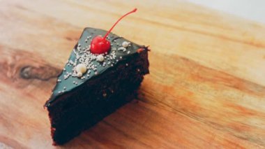 Retro kek tepsisinde vişneli ve çikolatalı pasta. Pasta zarif boncuklarla süslenmiş. Makro ve sürgülü atış.