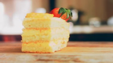 Mandalina ve çilekli kek retro pasta tepsisinde. Macro sürgüden ateş ediyor. Pandisli bir dilim pasta..