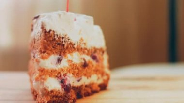 Pandesip keki evde hazırlandı. Makro ve kaydırma atışı. Pasta jöleli kiraz..