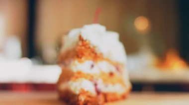 Pandesip keki evde hazırlandı. Makro ve kaydırma atışı. Pasta jöleli kiraz..