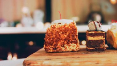 Eski usul bir pasta tepsisinde bir sürü pasta dilimi. Kaydırıcı ve makro atış.