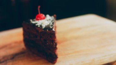 Retro kek tepsisinde vişneli ve çikolatalı pasta. Pasta zarif boncuklarla süslenmiş. Makro ve sürgülü atış.