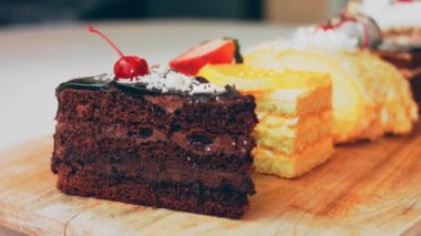 Eski usul bir pasta tepsisinde bir sürü pasta dilimi. Kaydırıcı ve makro atış.