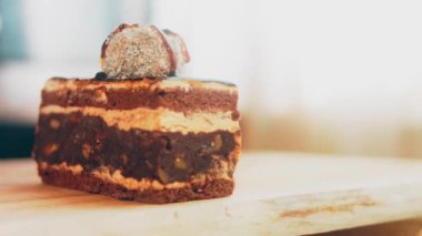 Retro yemek tepsisinde böğürtlenlerle yuvarlan. Makro ve kaydırma atışı. Pastanın üzerinde reçel var..