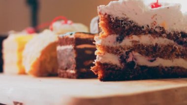 Eski usul bir pasta tepsisinde bir sürü pasta dilimi. Kaydırıcı ve makro atış.