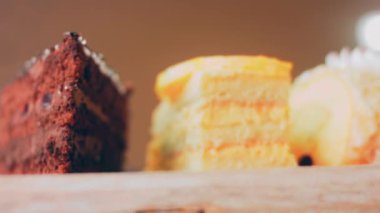 Eski usul bir pasta tepsisinde bir sürü pasta dilimi. Kaydırıcı ve makro atış.