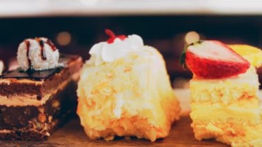 Eski usul bir pasta tepsisinde bir sürü pasta dilimi. Kaydırıcı ve makro atış.