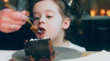 Eski usul bir pasta tepsisinde bir sürü pasta dilimi. Şef, kızların tatmasına farklı türde pasta getiriyor. Pelerinli kız pastayı sevmediğini gösteriyor..