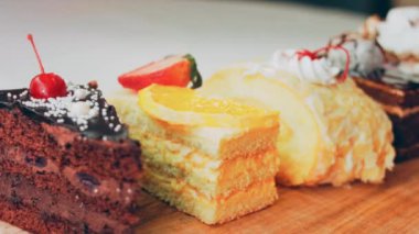 Eski usul bir pasta tepsisinde bir sürü pasta dilimi. Kaydırıcı ve makro atış.