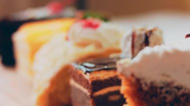 Eski usul bir pasta tepsisinde bir sürü pasta dilimi. Kaydırıcı ve makro atış.