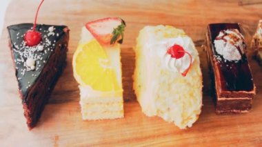 Eski usul bir pasta tepsisinde bir sürü pasta dilimi. Kaydırıcı ve makro atış.