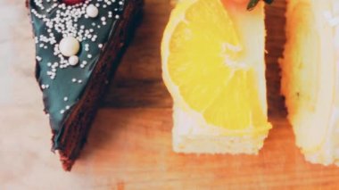 Eski usul bir pasta tepsisinde bir sürü pasta dilimi. Kaydırıcı ve makro atış.