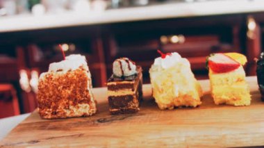 Eski usul bir pasta tepsisinde bir sürü pasta dilimi. Kaydırıcı ve makro atış.