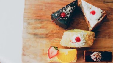 Eski usul bir pasta tepsisinde bir sürü pasta dilimi. Kaydırıcı ve makro atış.