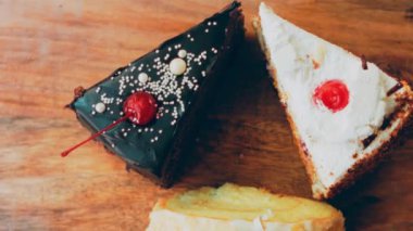 Eski usul bir pasta tepsisinde bir sürü pasta dilimi. Kaydırıcı ve makro atış.