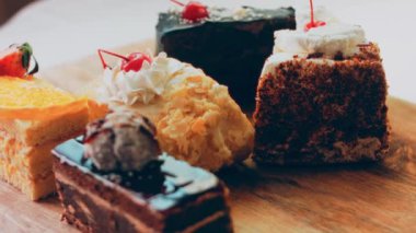 Eski usul bir pasta tepsisinde bir sürü pasta dilimi. Kaydırıcı ve makro atış.