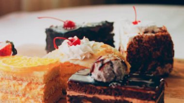 Eski usul bir pasta tepsisinde bir sürü pasta dilimi. Kaydırıcı ve makro atış.