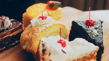 Eski usul bir pasta tepsisinde bir sürü pasta dilimi. Kaydırıcı ve makro atış.