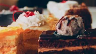 Eski usul bir pasta tepsisinde bir sürü pasta dilimi. Kaydırıcı ve makro atış.