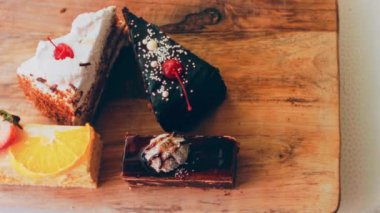 Eski usul bir pasta tepsisinde bir sürü pasta dilimi. Kaydırıcı ve makro atış.