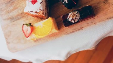 Eski usul bir pasta tepsisinde bir sürü pasta dilimi. Kaydırıcı ve makro atış.