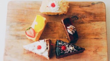 Eski usul bir pasta tepsisinde bir sürü pasta dilimi. Kaydırıcı ve makro atış.