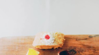 Eski usul bir pasta tepsisinde bir sürü pasta dilimi. Kaydırıcı ve makro atış.