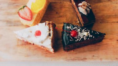 Eski usul bir pasta tepsisinde bir sürü pasta dilimi. Kaydırıcı ve makro atış.