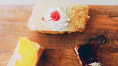 Eski usul bir pasta tepsisinde bir sürü pasta dilimi. Kaydırıcı ve makro atış.