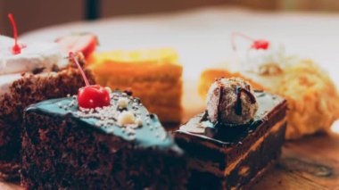 Eski usul bir pasta tepsisinde bir sürü pasta dilimi. Kaydırıcı ve makro atış.